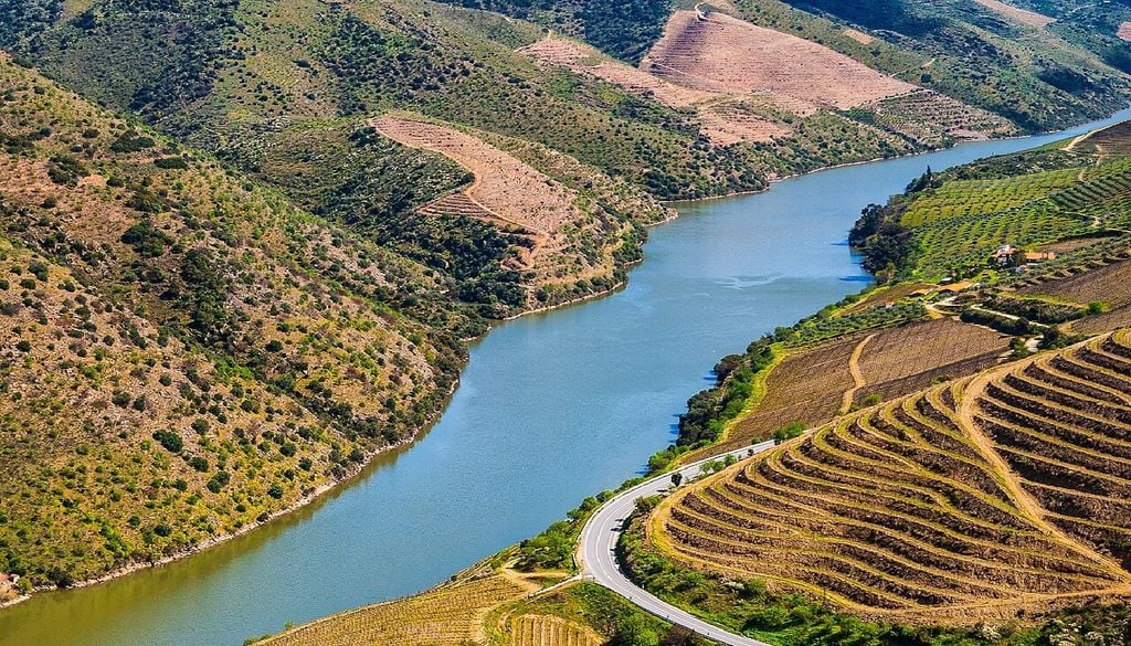 Douro Ao reduzir a captação de água doce, sobretudo em períodos de seca, a reutilização de águas residuais ajuda a aliviar a pressão sobre rios, ribeiros e albufeiras. Foto: Turismo En Portugal – rio Douro, CC BY 2.0, Wikimedia Commons