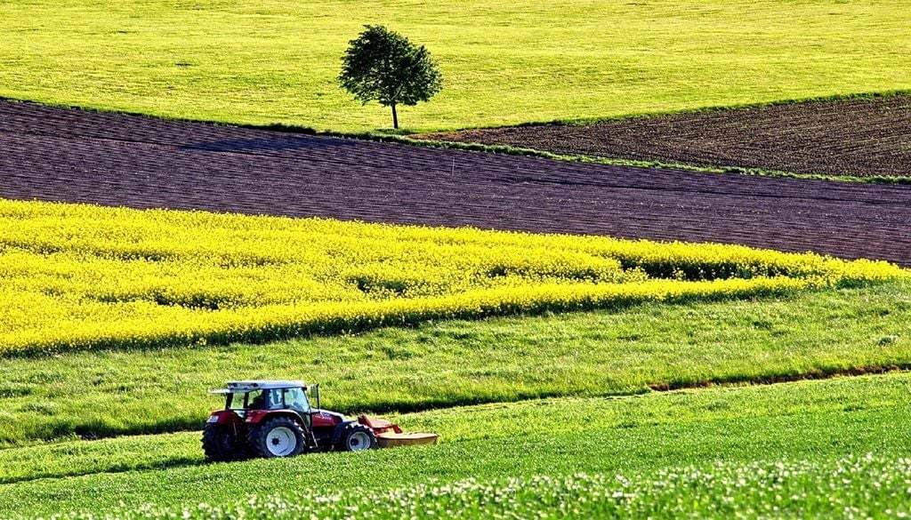 campo agrícola e trator O índice da The Economist avalia a resiliência das cadeias de abastecimento alimentar em períodos de instabilidade. Imagem: Hans-Dirk Reinartz/Pixabay