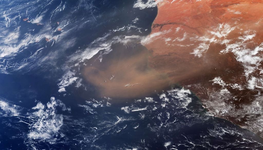 Imagem de satélite mostra uma invasão de poeiras do Norte de África a entrar na Península Ibérica Portugal é uma das principais portas de entrada das poeiras do Sara na Europa e está entre os territórios mais expostos a este fenómeno. Foto: ©ESA (contém dados modificados do programa Copernicus Sentinel/2025, processados pela ESA)