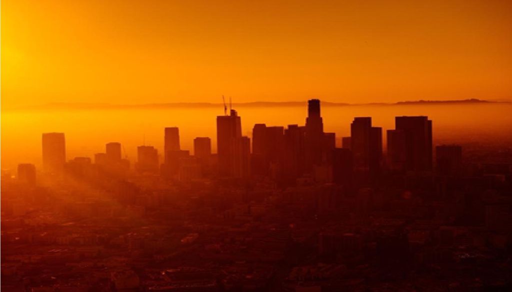 Skyline laranja Além de partículas minerais, as poeiras que chegam à Europa podem conter bactérias, fungos, esporos e diversos contaminantes presentes na atmosfera. Foto: Josh_Rose/Freerange Stock