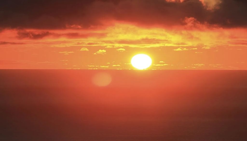 Por do sol no mar Julho e agosto concentram alguns dos episódios mais intensos de transporte de poeiras do Sara para Portugal. Foto: Rawpixel