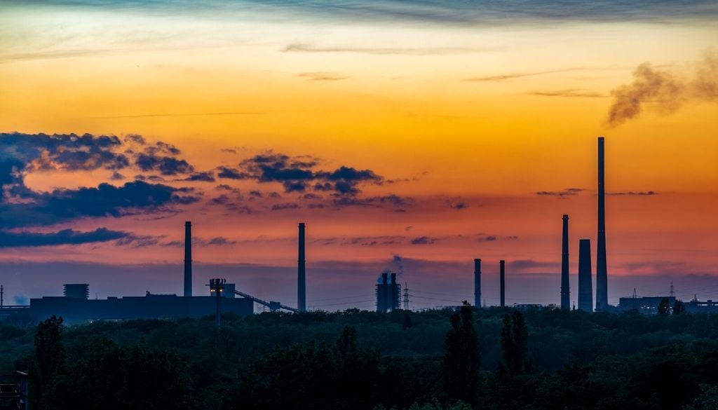 Chaminés industriais Reduzir as emissões de gases com efeito de estufa poderá ajudar, a longo prazo, a limitar o agravamento das poeiras transportadas do Sara para a Europa. Foto: Dietmar Rabich, CC-BY-SA 4.0, Wikimedia Commons