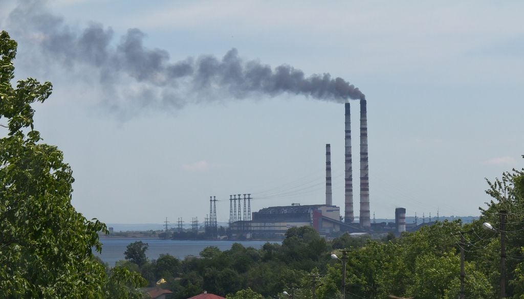Chaminés industriais A grande maioria dos estudos sobre os impactos da poluição atmosférica na saúde está concentrada na América do Norte, evidenciando lacunas na Europa e em outras regiões pouco representadas. Foto: Raimond Sprekking, CC BY 3.0, Wikimedia Commons