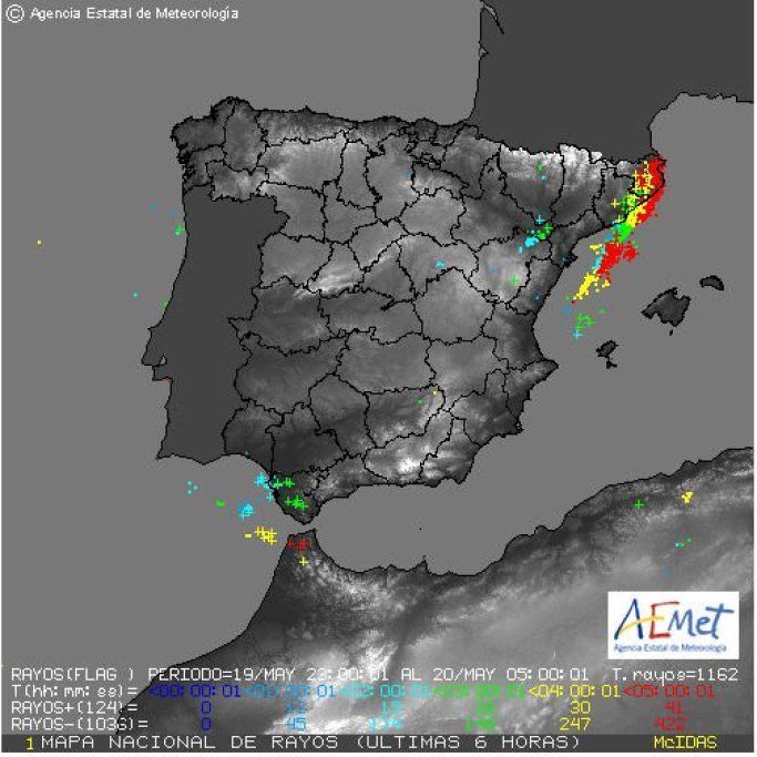 Imagen de rayos de las 05 UTC del 20 de mayo de 2012, con 6 horas hacia atrás según escala temporal coloreada adjunta.Los rayos de la última hora (04-05 UTC) están representados en rojo. Fuente: AEMET&nbsp;&nbsp;&nbsp;