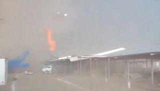 Se registr&oacute; un posible tornado en la Central de Abastos de Actopan, Hidalgo