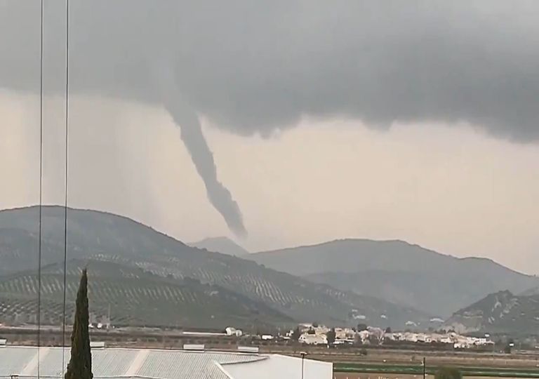 Nueva sorpresa meteorológica: ahora un posible tornado en Granada Nueva sorpresa meteorológica: ahora un posible tornado en Granada