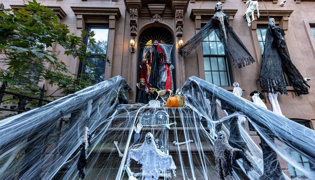 Maison Immeuble États-Unis Amérique Halloween Squelette Fantôme décoration Entrée escalier toile d'araignée peur Comme tout dans la culture américaine, rien n'est fait dans la demi-mesure…
