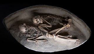 Pourquoi ces 2 squelettes ont-ils &eacute;t&eacute; inhum&eacute;s enlac&eacute;s ? Ce cold case du Pal&eacute;olithique enfin r&eacute;solu !