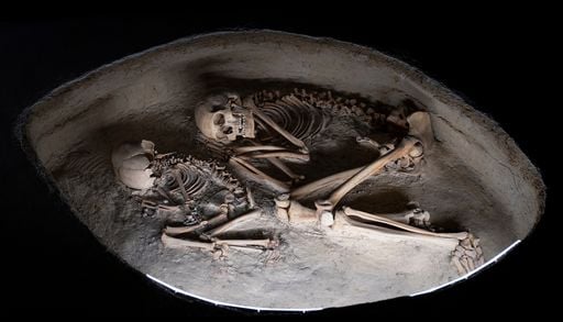 Pourquoi ces 2 squelettes ont-ils &eacute;t&eacute; inhum&eacute;s enlac&eacute;s ? Ce cold case du Pal&eacute;olithique enfin r&eacute;solu !