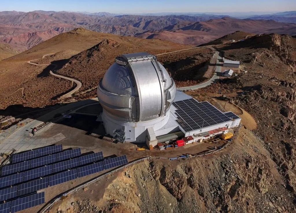 Panneaux solaires à l'observatoire Gemini South du NOIRLab dans les Andes chiliennes. @Observatoire international Gemini/NOIRLab/NSF/AURA
