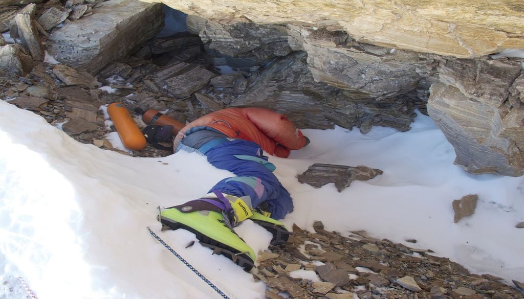 Les bottes vert citron de l'alpiniste Dorje Morup lui ont valu le célèbre surnom de « Green boots ». Devenu un repère pour les autres alpinistes, son corps sera bientôt rapatrié.