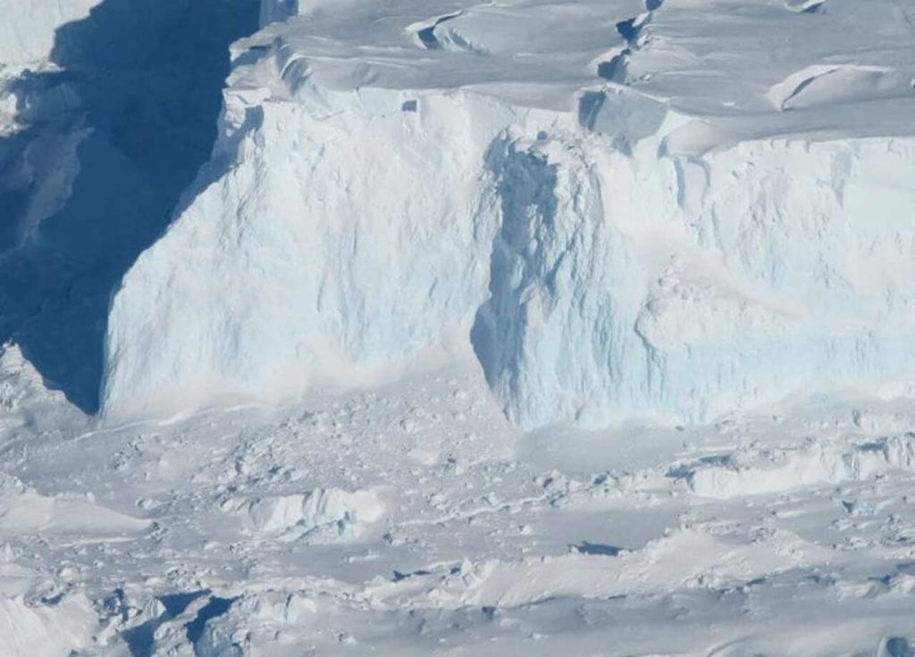 Le glacier Thwaites en Antarctique, connu sous le nom de "glacier de l'apocalypse". @Photo de la NASA