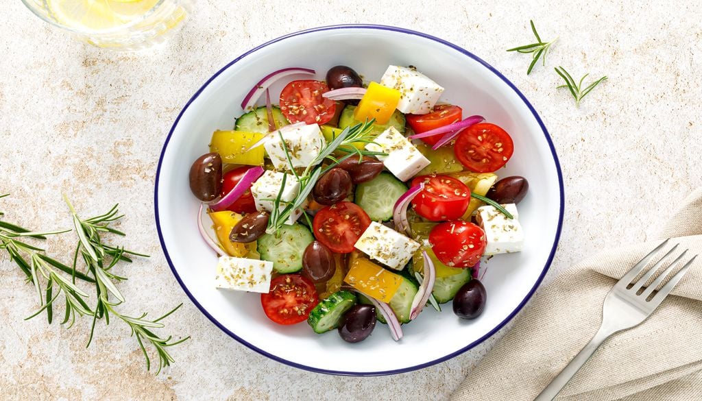 La salade grecque, qui associe feta, tomates, olives, concombre, oignon rouge et huile d'olive, est un plat végétarien sain, typique du régime méditerranéen. La salade grecque, qui associe feta, tomates, olives, concombre, oignon rouge et huile d'olive, est un plat végétarien sain, typique du régime méditerranéen.