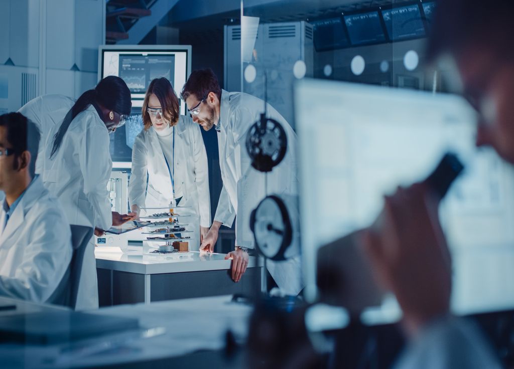 cientistas en un laboratorio