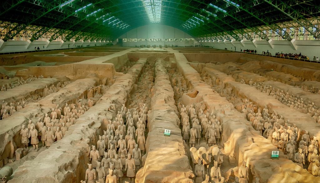 8000 soldats en terre cuite pour garder le tombeau de Qin Shi Huang. Il est possible de visiter la fosse mais la tombe de l'empereur chinois, elle, n'a jamais été ouverte…