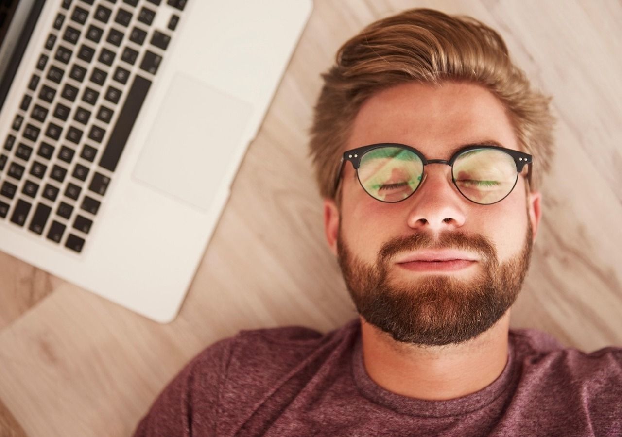 Können kurze Schlafphasen zwischendurch unsere Kreativität steigern? Bild: muntazar mansory/Pixabay