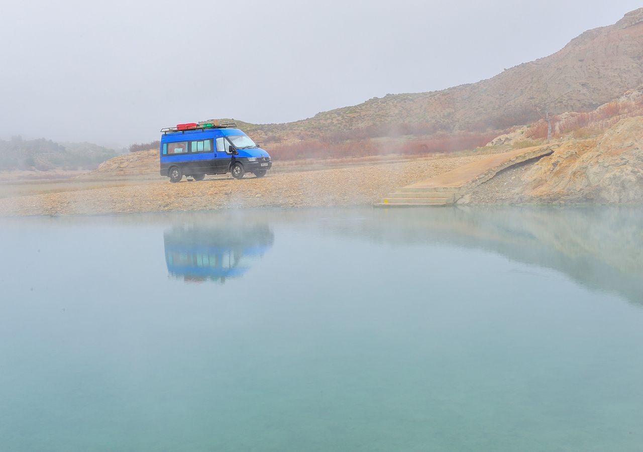 Las aguas termales de Zújar suben la temperatura corporal, eliminan gérmenes y virus, aumentan la presión hidrostática, la circulación sanguínea y la oxigenación, además de eliminar toxinas