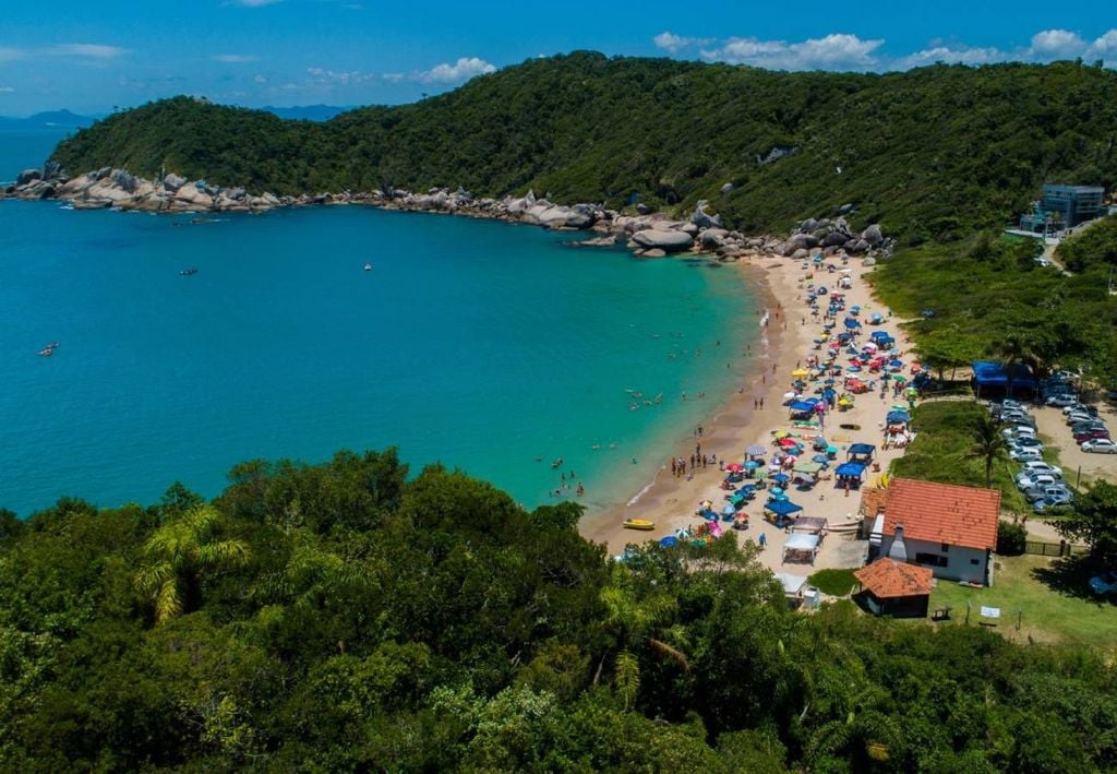 Esta praia de águas cristalinas é um verdadeiro refúgio para quem quer natureza e tranquilidade. Crédito: Divulgação.