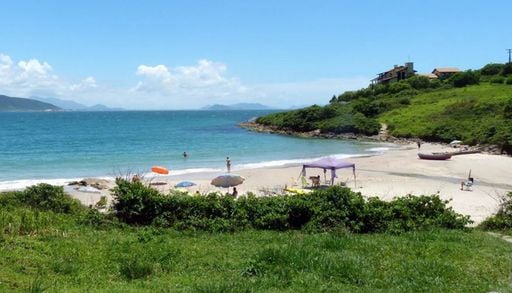 Praia de apenas 50 metros em SC encanta turistas com mar calmo e formato de ferradura