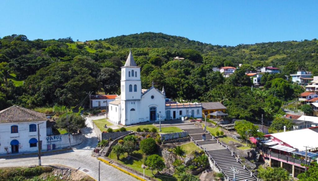 Centro Histórico de Garopaba (SC) com a Igreja Matriz de São Joaquim ao fundo. Crédito: Divulgação.