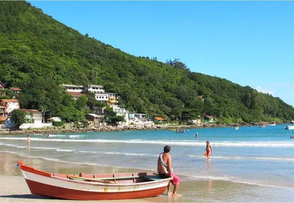 Praia de Pântano do Sul, em Florianópolis, Santa Catarina.