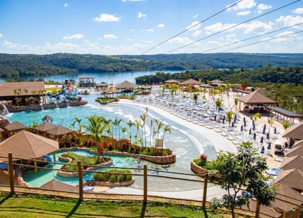 Maior praia artificial da América do Sul fica a cerca de 80 km de Brasília. Crédito: Wesley Sousa/Divulgação.