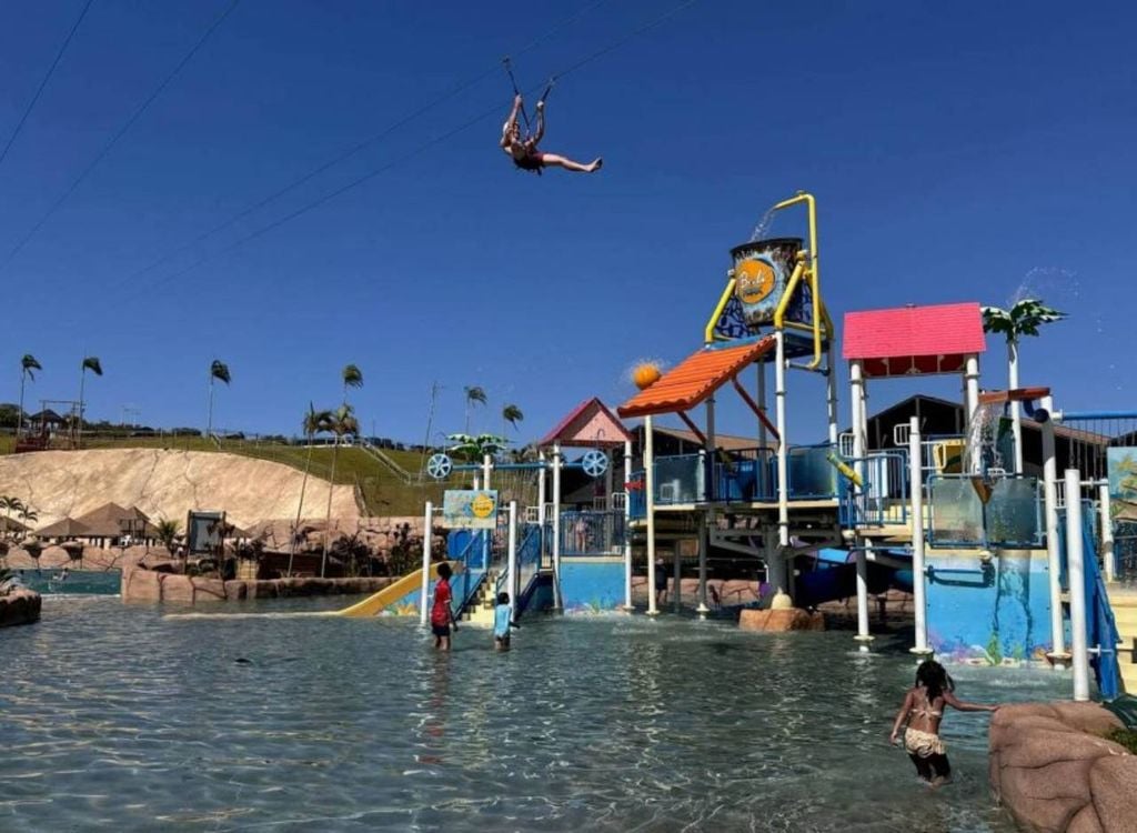 Tirolesa que passa por cima das piscinas do parque. Crédito: Divulgação.