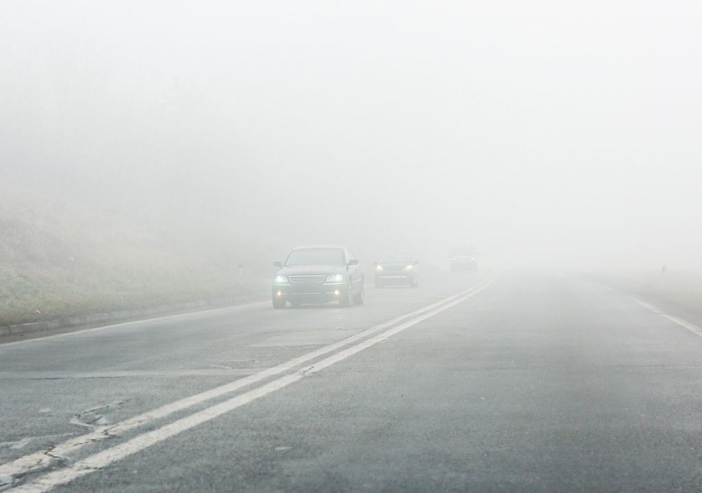niebla en carretera