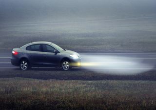 Precaución si hay niebla en la carretera: cómo reducir el riego de accidente en la vía