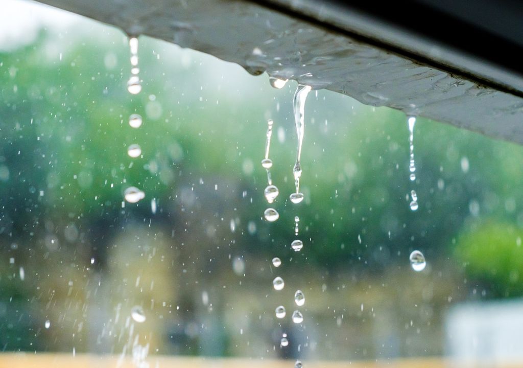 Gotas de lluvia cayendo desde el tejado. Gotas de lluvia cayendo desde el tejado.