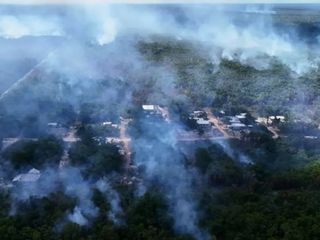 Las llamas constantes e intensas, continúan quemando y extendiéndose sobre predios alrededor del México