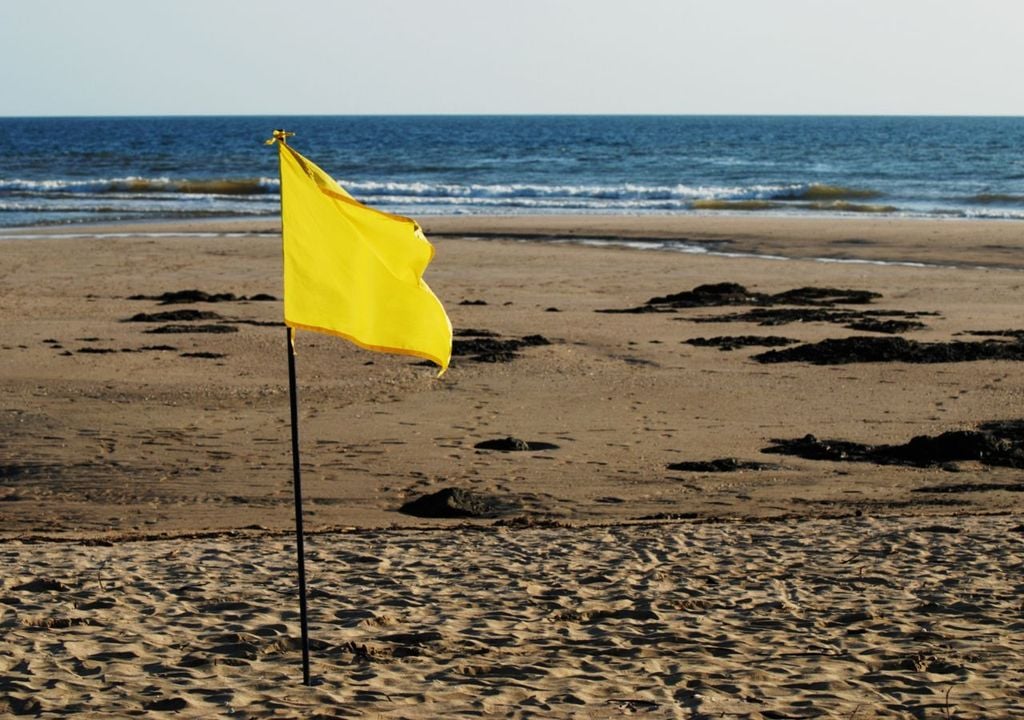 Bandera amarilla en playa Bandera amarilla en playa