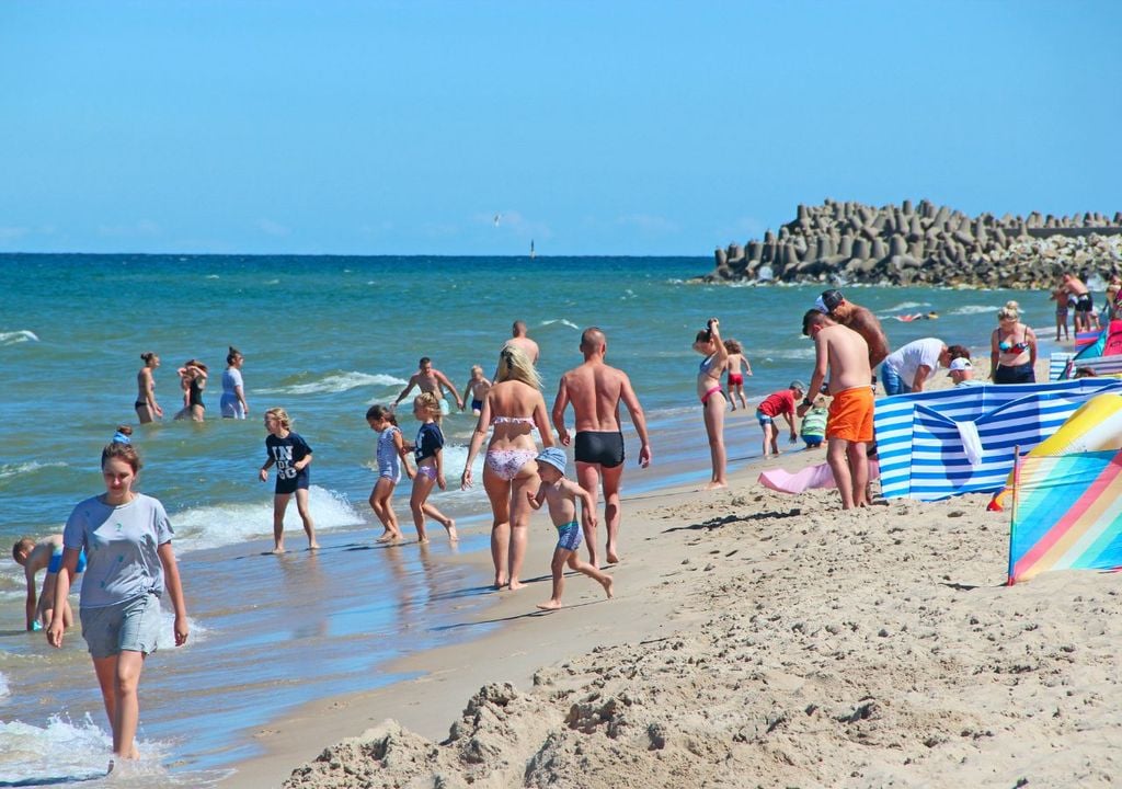 Gente bañándose en la playa Gente bañándose en la playa