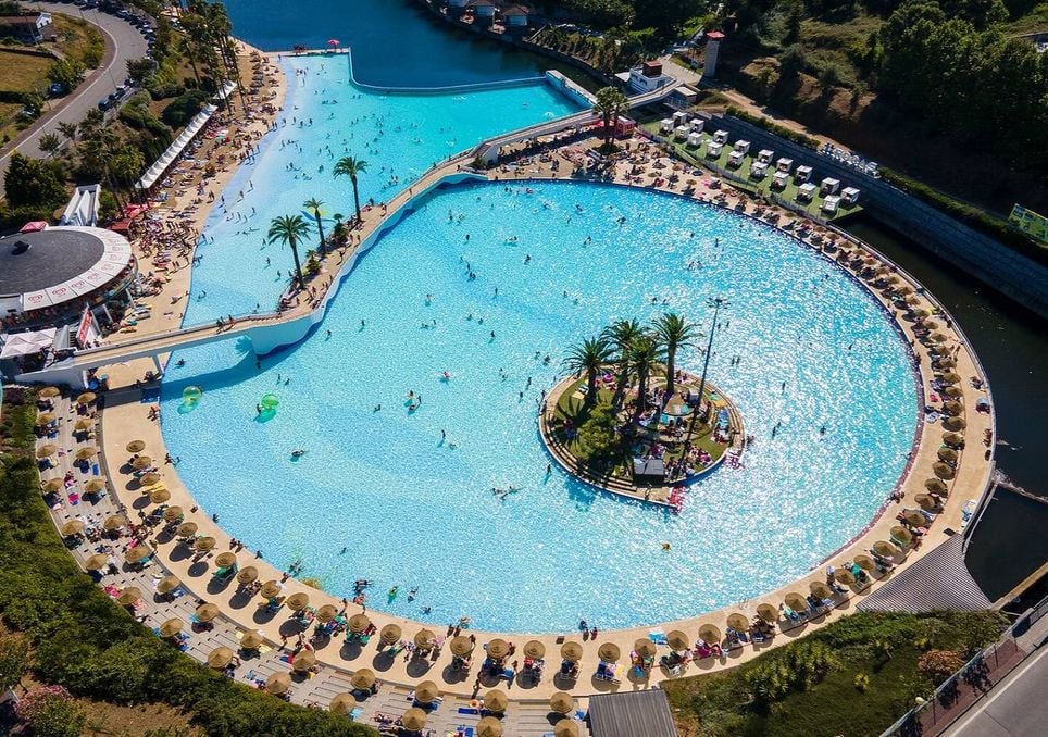 Prepare o fato de banho — a maior piscina de ondas de Portugal está prestes a abrir