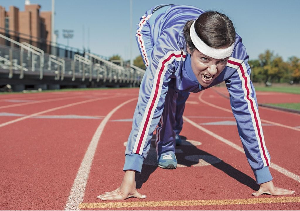 Atleta de alta competição prepara-se para corrida de atletismo Atleta de alta competição prepara-se para corrida de atletismo