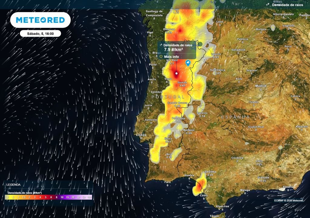 Densidade de raios As trovoadas poderão ganhar força durante a tarde de sábado, sobretudo no interior Norte e Centro. Alguns núcleos apresentam densidade próxima de 8 raios/km², podendo ser acompanhados por granizo e rajadas fortes de vento.