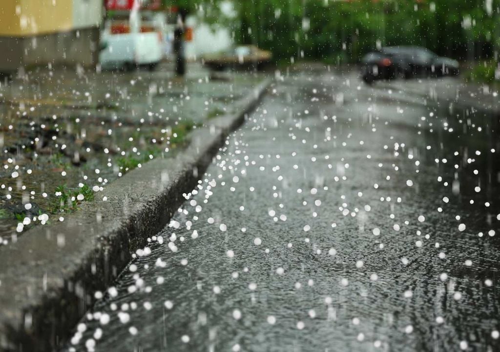 Depois de dias de calor intenso, as trovoadas poderão regressar a Portugal no sábado, acompanhadas por aguaceiros. Granizo e rajadas de vento fortes serão também fenómenos prováveis a ter em conta nas células convectivas mais intensas