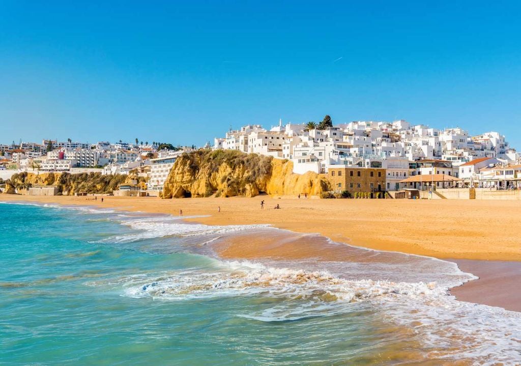 Praia Depois da intensa onda de calor do início de julho, as projeções de longo prazo do ECMWF apontam para um verão ainda quente e seco em Portugal, mas com uma diminuição gradual do calor anómalo à medida que nos aproximamos do final de agosto, precisamente durante o período de férias de muitos portugueses.