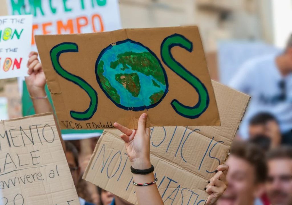 Partout dans le monde, des manifestations exigent que les gouvernements prennent des mesures, mais elles restent isolées. Partout dans le monde, des manifestations exigent que les gouvernements prennent des mesures, mais elles restent isolées.