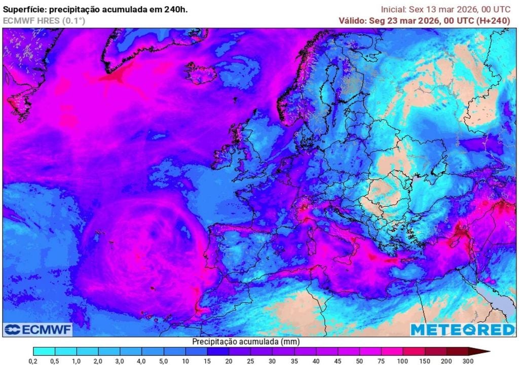 Mapa de precipitação acumulada até à meia-noite de segunda-feira, 23 de março. A grande 'mancha' circular em tons de rosa no mapa situada a oeste de Portugal continental indica a possível trajetória da depressão fria. Açores e Madeira também deverão ser afetados.