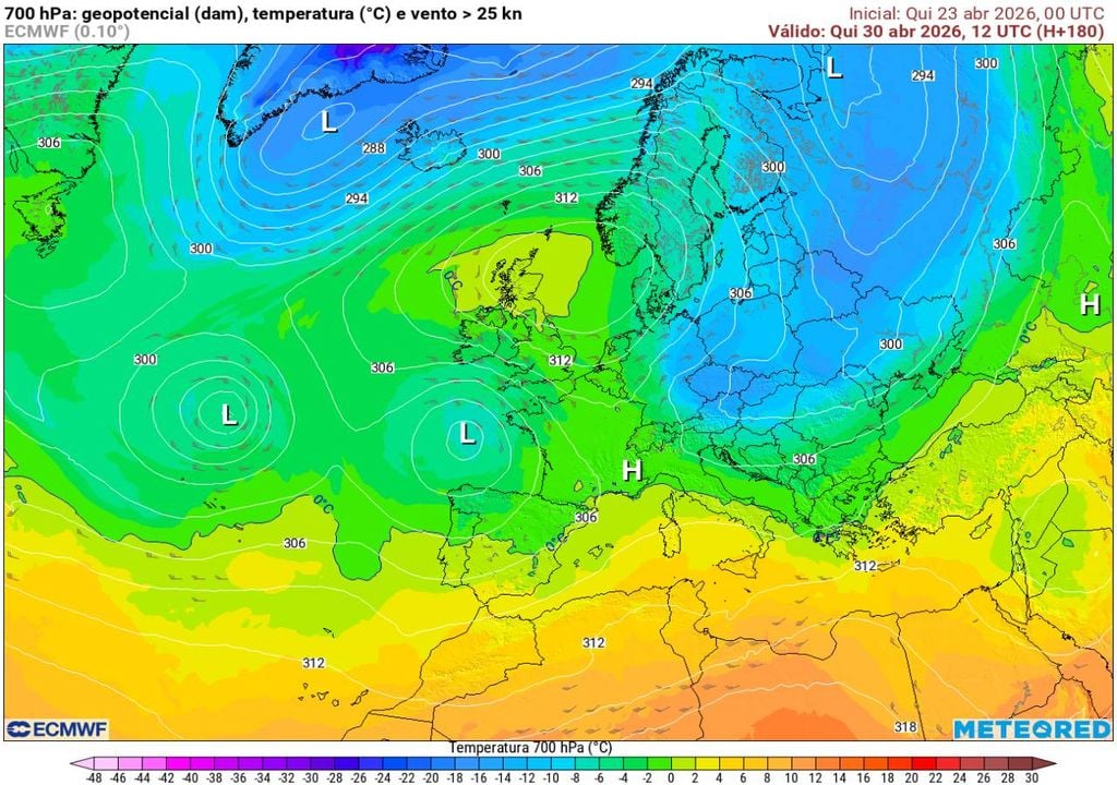 Jato polar ondula consideravelmente e quebra, permitindo a instalação de um bloqueio anticiclónico sobre as Ilhas Britânicas. No flanco ocidental da região de altas pressões observa-se uma bolsa de ar frio a descer em latitude até posicionar-se a noroeste dos Açores, começando a afetar o arquipélago entre terça e quarta-feira, dias 28 e 29. Uma segunda bolsa de ar frio, visível a norte da Península Ibérica, alcançará as imediações de Portugal continental após vários dias em movimento retrógrado (quando se isolar em altitude ainda sobre países da Europa do Norte e Central).