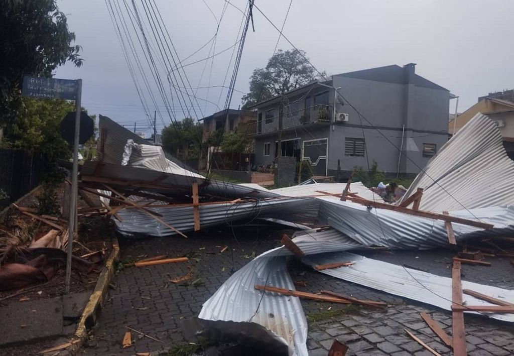 Telhado arrancado durante tempestade em Lajeado (RS) nesta segunda-feira (6). Créditos: Reprodução/Luís Fernando Wagner/Independente. Telhado arrancado durante tempestade em Lajeado (RS) nesta segunda-feira (6). Créditos: Reprodução/Luís Fernando Wagner/Independente.