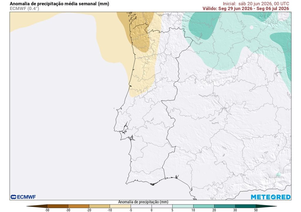 Os nossos mapas mostram anomalias negativas e nulas em todo o continente português. O noroeste deverá registar a anomalia de precipitação negativa mais evidente.