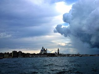 Previsioni: variabilità e temporali in un contesto caldo