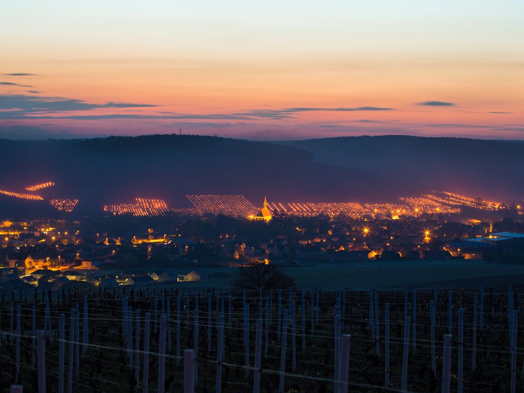 Lutte contre le gel de printemps dans les vignes de Chablis en Bourgogne - Technique des bougies ou chaufferettes (2016) Lutte contre le gel de printemps dans les vignes de Chablis en Bourgogne - Technique des bougies ou chaufferettes (2016)