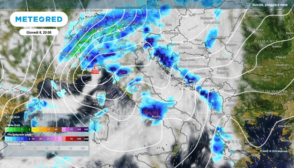 Allerta meteo per l'ntera giornata di domani in 12 regioni, arancione in Toscana.