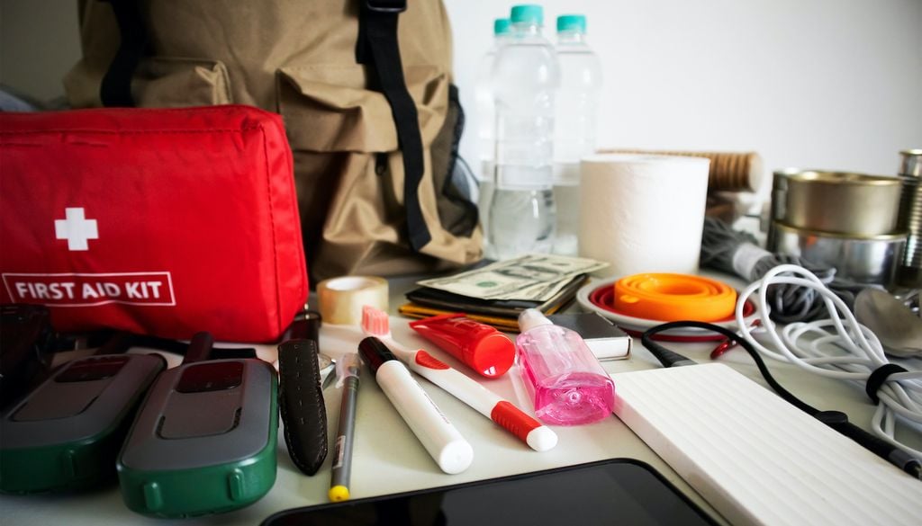 Cosas principales que deben incluirse en la mochila de emergencia: agua, alimentos no perecederos, linterna, radio con pilas, botiquín, documentos importantes en bolsa impermeable, silbato, herramientas básicas y artículos de higiene personal para tres días.