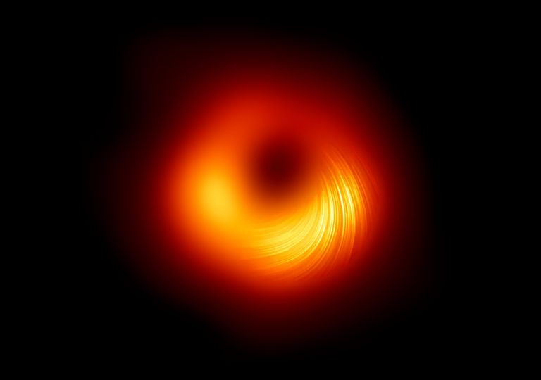 La primera imagen del agujero negro en la galaxia M87 se ha actualizado, revelando la dirección de los campos magnéticos fuertes alrededor del objeto (Imagen: EHT)