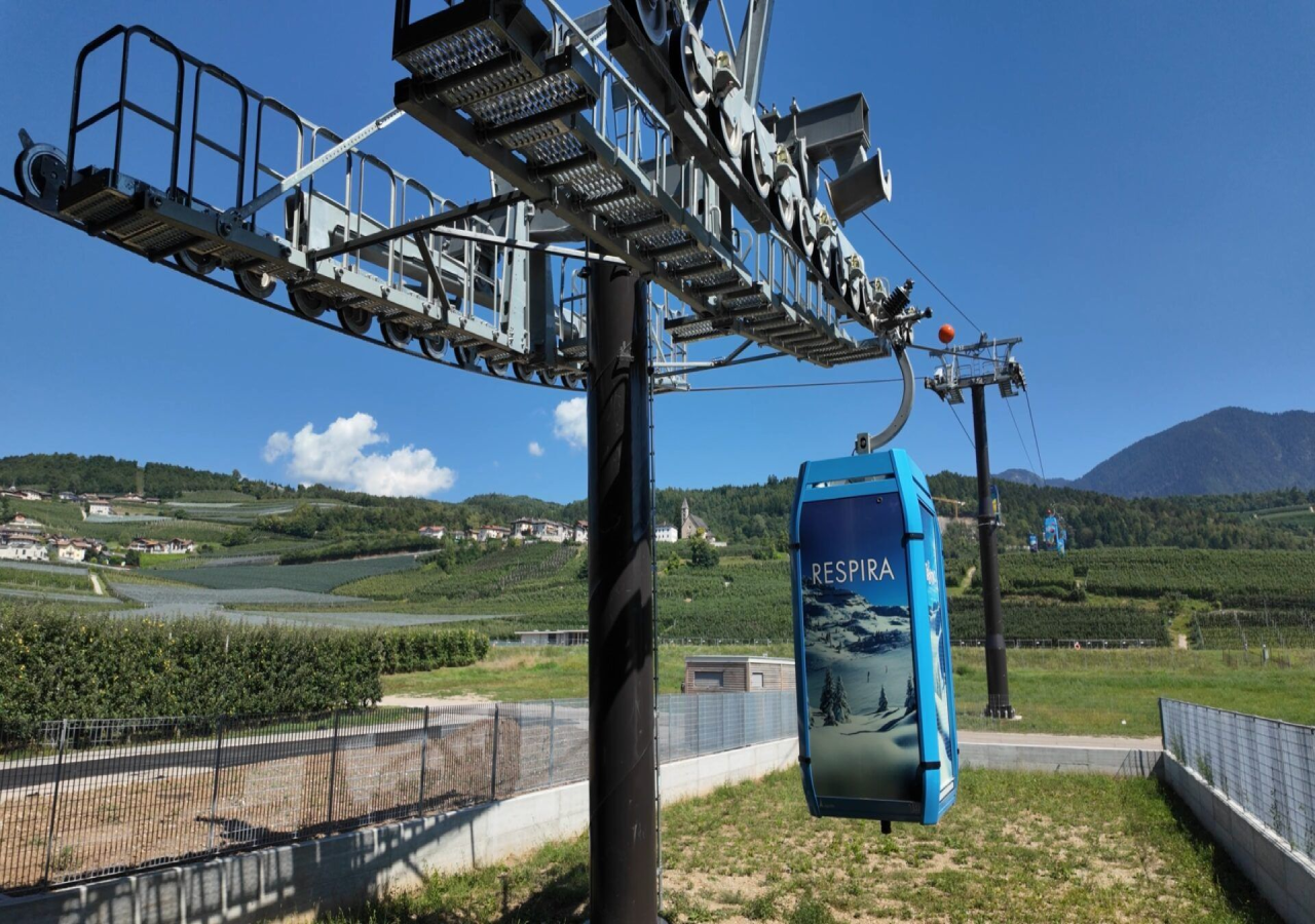 Teleférico inovador do Consórcio Melinda transporta maçãs através dos Dolomitas, reduzindo milhares de viagens de camião e promovendo uma logística agrícola mais sustentável e eficiente. Fonte: Nevasport.com