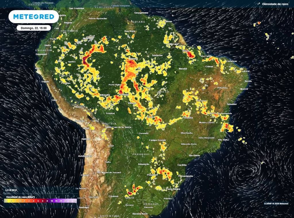 Previsão de densidade de raios para domingo (22) à tarde (15h), segundo o modelo europeu ECMWF, destacando as áreas com risco de temporais.